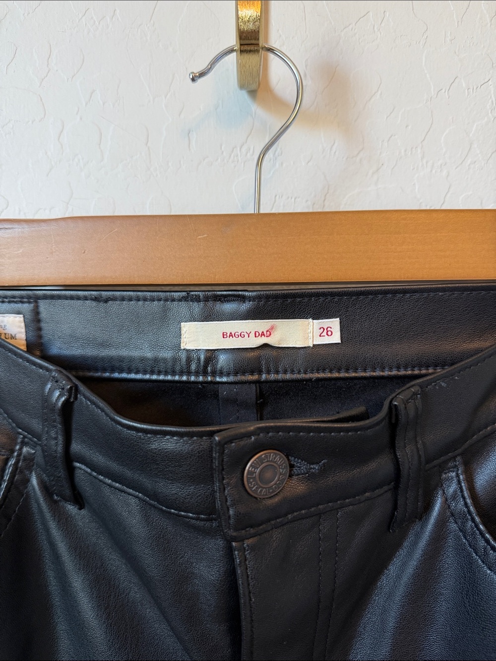 Levi’s FAUX LEATHER BAGGY DAD WOMEN'S PANTS SIZE 26 - Picture 3 of 5